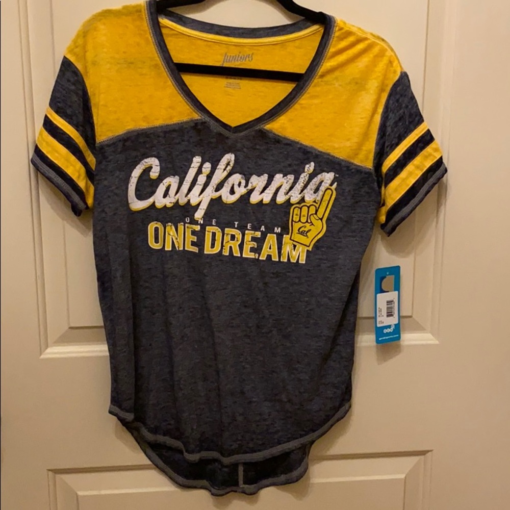 Athletic team apparel size Junior medium